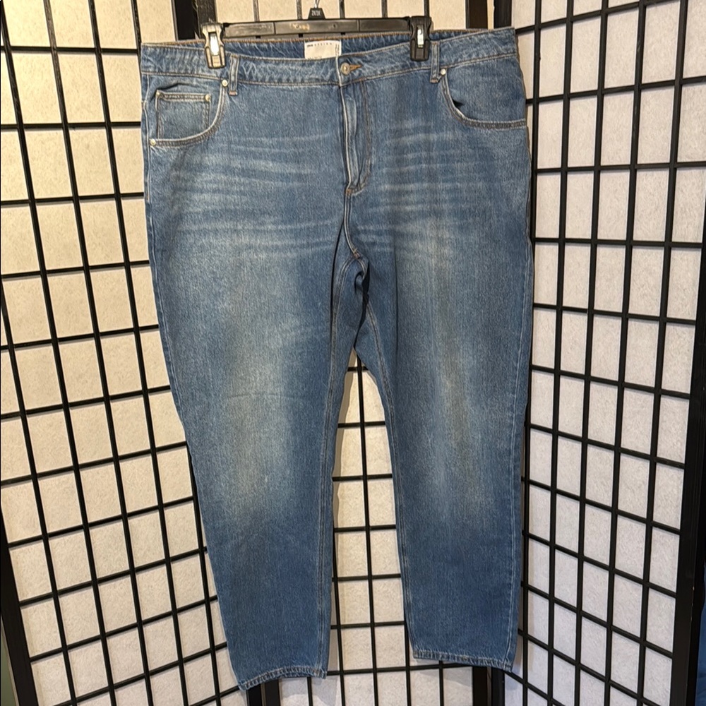 Blue Relaxed Jeans with Classic Medium Wash and Full Length